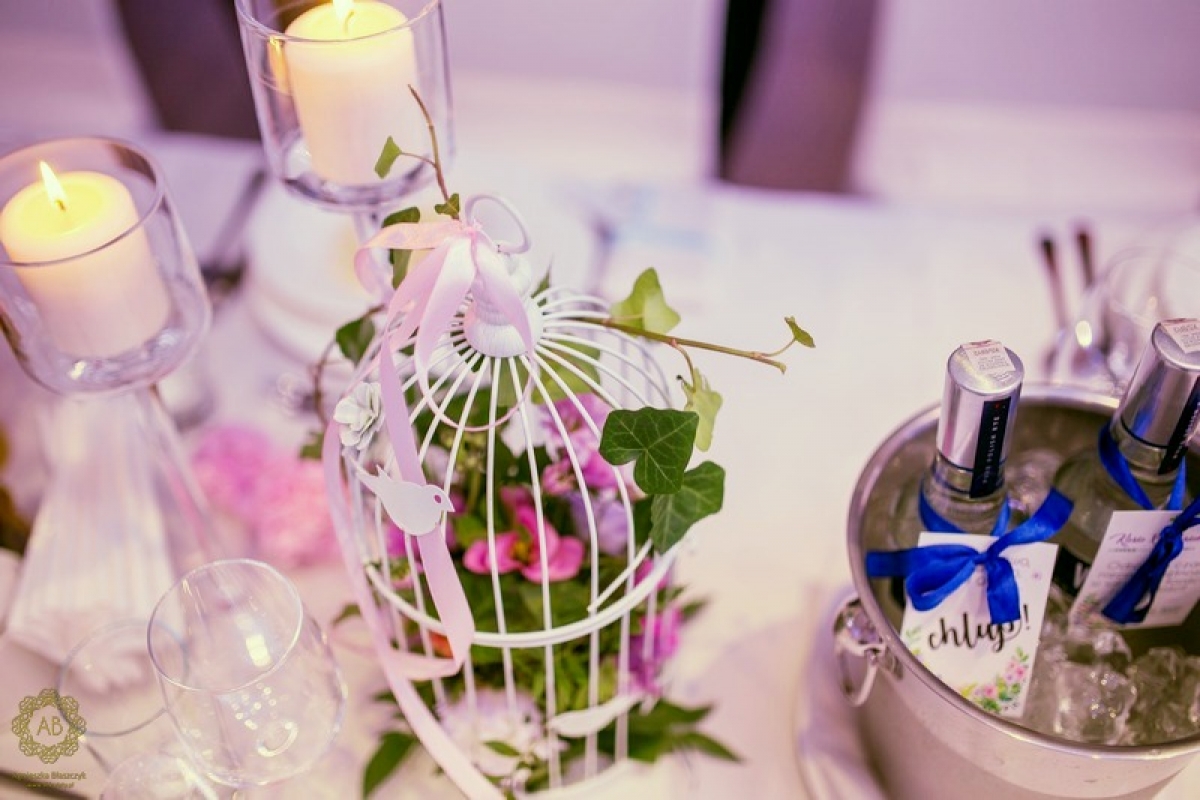 Dekoracja stołów weselnych klatki z kwiatami abkwiaty kraków