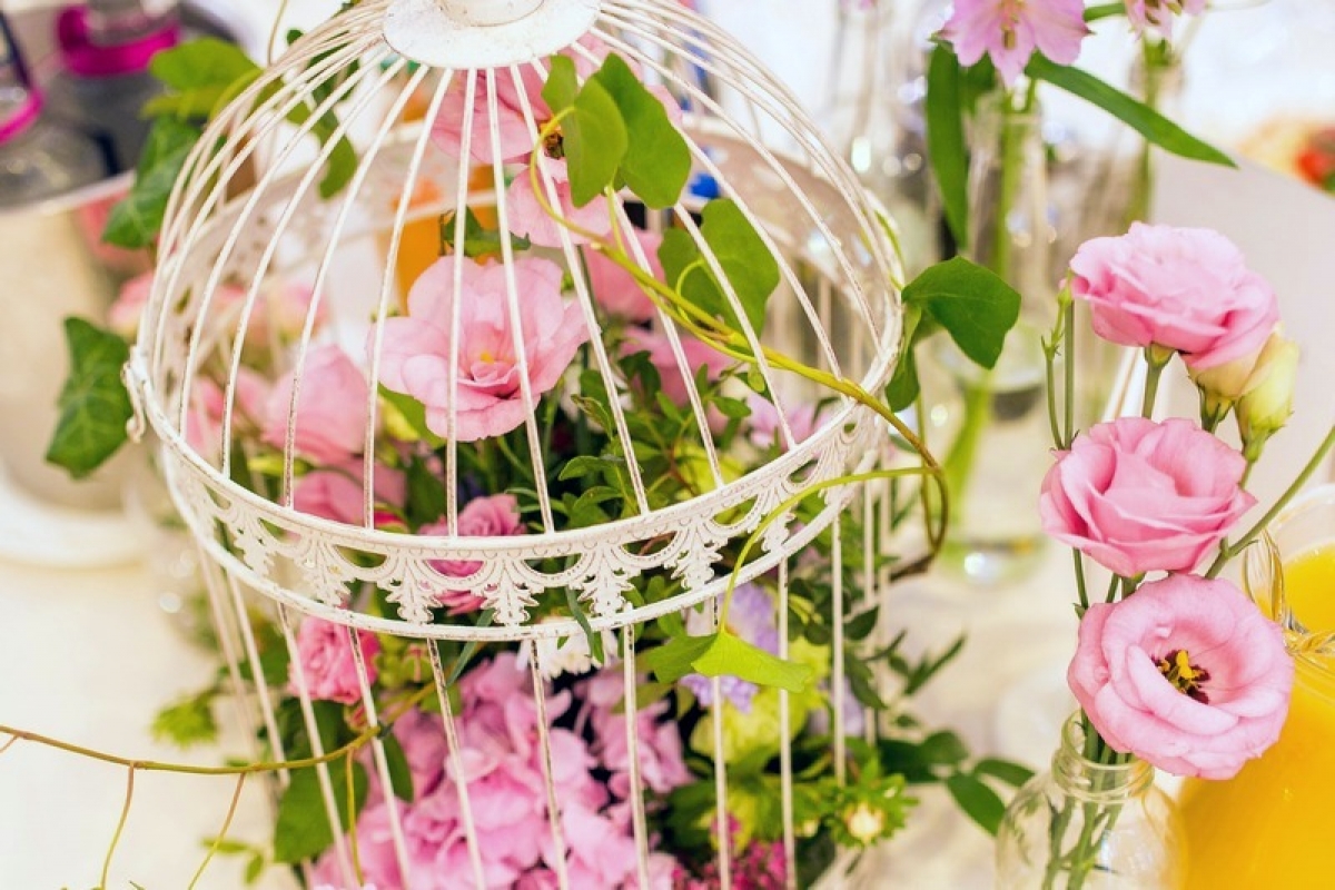 Dekoracja stołów weselnych klatki z kwiatami abkwiaty kraków