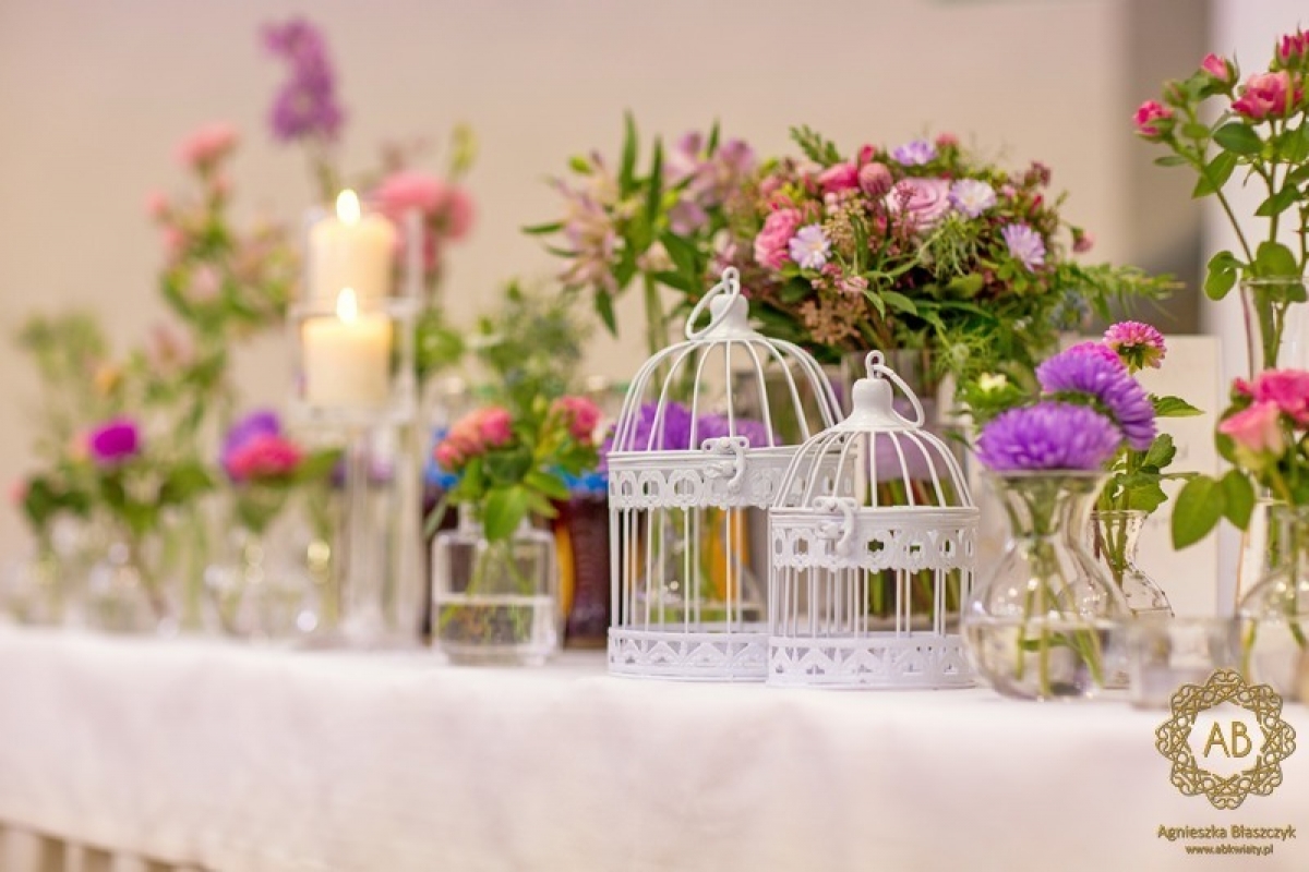 Dekoracja sali weselnej stół pary młodej klatki i kwiaty abkwiaty Kraków