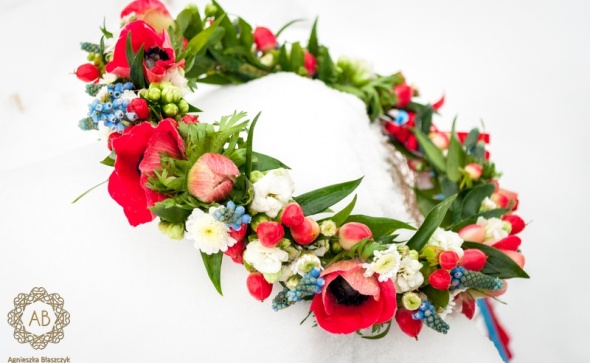 Czerwono-biało-niebieski wianek na ślub z kwiatów żywych anemony szafirki stokrotki abkwiaty Kraków
