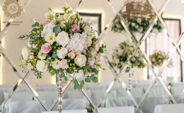 Pastelowa dekoracja stołów gości na wesele.