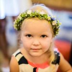 Delikatny wianek dla dziewczynki na ślub Kraków białe i niebieskie kwiaty Agnieszka Błaszczyk abkwiaty