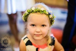 Delikatny wianek dla dziewczynki na ślub Kraków białe i niebieskie kwiaty Agnieszka Błaszczyk abkwiaty