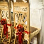 Dekoracja ślubna kościoła czerwone hipeastrum przy ławkach i krzesłach pary młodej Agnieszka Błaszczyk abkwiaty Kraków