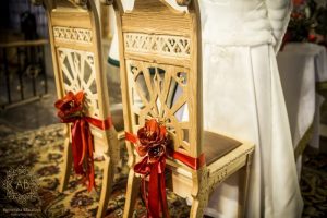 Dekoracja ślubna kościoła czerwone hipeastrum przy ławkach i krzesłach pary młodej Agnieszka Błaszczyk abkwiaty Kraków