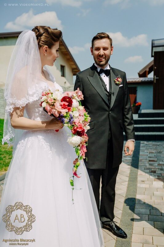 dekoracja-ślubna-spływający-kaskadowy-bukiet-ślubny-kraków-różowy-w-kształcie-serca-agnieszka-błaszczyk-abkwiaty