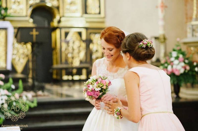 Bukiet ślubny Kraków bransoletka i grzebyk do włosów z kwiatów żywych różowe kwiaty Agnieszka Błaszczyk abkwiaty