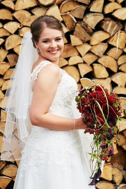 dekoracja-ślubna-kraków-spływający-kaskadowy-bukiet-ślubny-czerwony-bordowy-zielony-cantedeskia-glorioza-róża-dalia-driakiew-anigozantos-dziurawiec-agnieszka-błaszczyk-abkwiaty