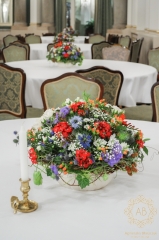 dekoracja-ślubna-krakow-dekoracja-sali-Grand-Hotel-dekoracja-stołu-niska-kompozycja-z-polnych-kwiatów-w-kolorystyce-amerykanskiej-flagi-agnieszka-blaszczyk-abkwiaty