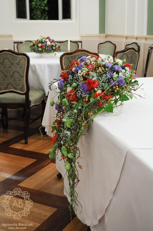 dekoracja-ślubna-krakow-dekoracja-sali-Grand-Hotel-dekoracja-stołu-niska-kompozycja-z-polnych-kwiatów-w-kolorystyce-amerykanskiej-flagi-agnieszka-blaszczyk-abkwiaty