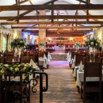 Dekoracja restauracji na wesele biało-niebieskie wysokie kompozycje Agnieszka Błaszczyk abkwiaty Kraków