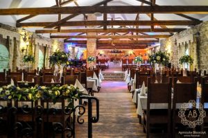 Dekoracja restauracji na wesele biało-niebieskie wysokie kompozycje Agnieszka Błaszczyk abkwiaty Kraków