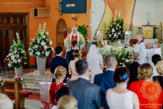 kraków-dekoracja-kwiatowa-slubna-dekoracja-kosciola-kompozycja-przed-oltarz-kompozycje-przy-tabernakulum-czerwony-rozowy-bialy-agnieszka-blaszczyk