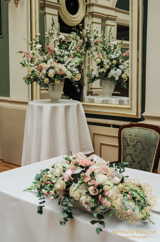 dekoracja-sali-w-grand-hotelu-krakow-kompozycje-na-stoł-panstwa-mlodych-slub-w-pastelowych-kolorach