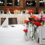 Dekoracja sali weselnej Kraków goździki buteleczki Agnieszka Błaszczyk abkwiaty