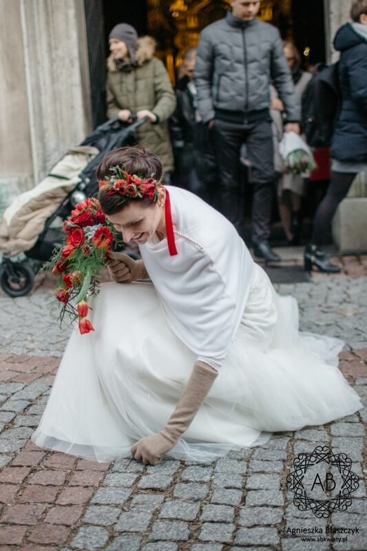 Bukiet ślubny Kraków czerwony kaskadowy wianek na ślub Agnieszka Błaszczyk abkwiaty