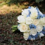 Bukiet ślubny Kraków z białych róż i niebieskich szafirków Agnieszka Błaszczyk abkwiaty