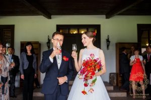 Bukiet ślubny kaskadowy czerwony glorioza lwia paszcza frezja róża dziurawiec Agnieszka Błaszczyk abkwiaty Kraków