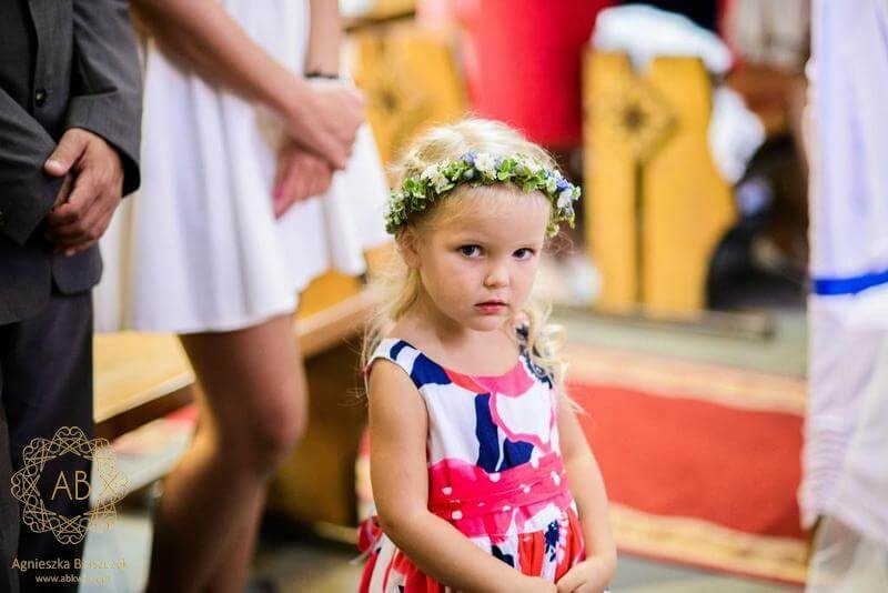 Wianek dla dziewczynki na ślub Kraków delikatny białe i niebieskie kwiaty Agnieszka Błaszczyk abkwiaty