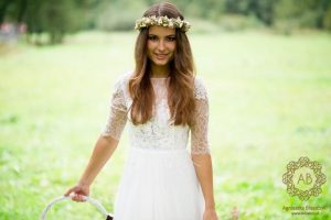Wianek na głowę z kwiatów żywych na sesję ślubną delikatny z białych i różowych kwiatów Agnieszka Błaszczyk abkwiaty Kraków