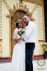Wianek na głowę z kwiatów żywych na sesję ślubną delikatny z białych i różowych kwiatów Agnieszka Błaszczyk abkwiaty Kraków
