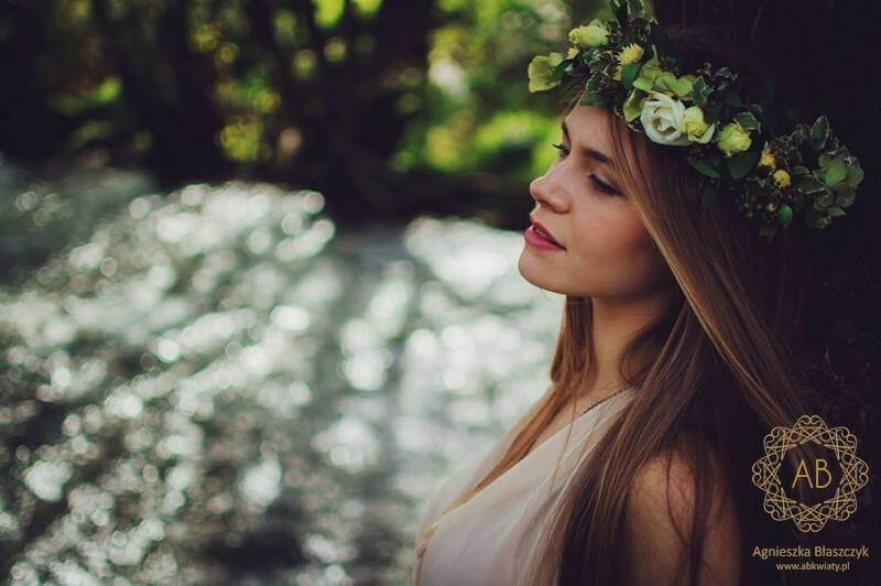 Wianek na głowę z kwiatów żywych sesja zdjęciowa reklamowa naturalny zielony białe kremowe kwiaty Agnieszka Błaszczyk abkwiaty