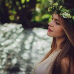 Wianek na głowę z kwiatów żywych sesja zdjęciowa reklamowa naturalny zielony białe kremowe kwiaty Agnieszka Błaszczyk abkwiaty