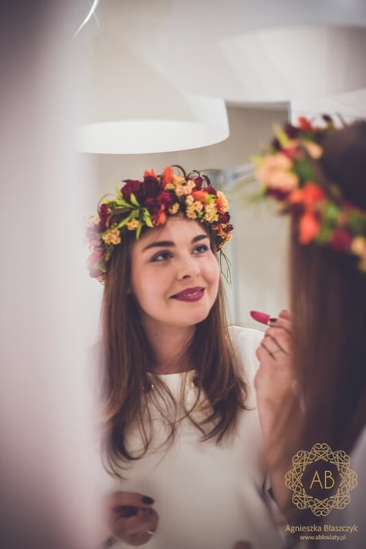 Wianek z żywych kwiatów na wieczór panieński Kraków czerwone róże pomarańczowe kalanchoe i zygokaktus zielona glorioza Agnieszka Błaszczyk abkwiaty