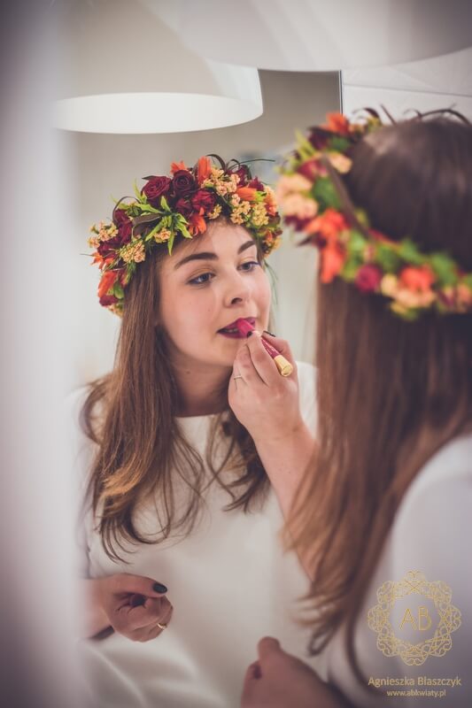Wianek z żywych kwiatów na wieczór panieński Kraków czerwone róże pomarańczowe kalanchoe zygokaktus zielona glorioza Agnieszka Błaszczyk abkwiaty