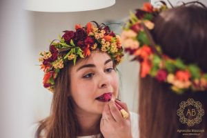 Wianek z żywych kwiatów róża kalanchoe zygocactus glorioza kolorowy czerwony zielony pomarańczowy Kraków Agnieszka Błaszczyk abkwiaty