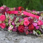 Wianek z żywych kwiatów dla panny młodej na sesję ślubną różowy czerwony z drobnych kwiatów Agnieszka Błaszczyk abkwiaty Kraków