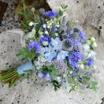 Niebieski bukiet ślubny Kraków chabry ostróżki mikołajki szare liście naturalny boho z koronką Agnieszka Błaszczyk abkwiaty