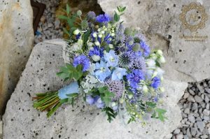 Niebieski bukiet ślubny Kraków chabry ostróżki mikołajki szare liście naturalny boho z koronką Agnieszka Błaszczyk abkwiaty