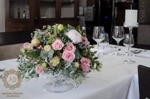 Dekoracja sali weselnej kwiatami Kraków Restauracja Biała Róża niskie pastelowe boho kompozycje z róż, eustomy, astrów, śnieguliczki i eukaliptusa Agnieszka Błaszczyk abkwiaty