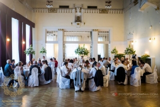 Dekoracja sali na wesele biało-zielone bukiety kwiatów na stoły Restauracja Avangarda Kraków szarłat róże goździki dzwonki irladzkie gipsówka Agnieszka Błaszczyk abkwiaty