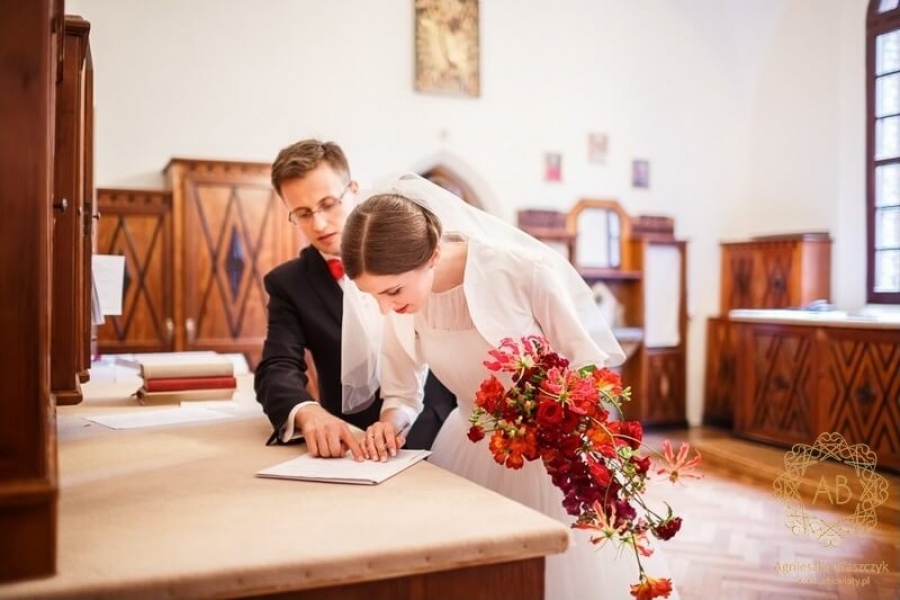 Bukiet ślubny kaskadowy czerwony dynamiczny glorioza lwia paszcza dziurawiec róża frezja Agnieszka Błaszczyk abkwiaty Kraków