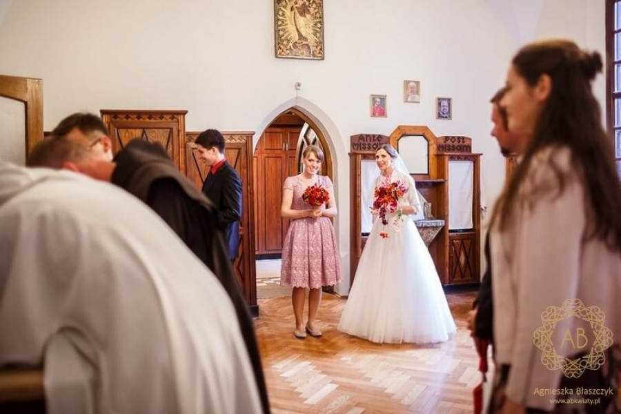 Bukiet ślubny kaskadowy czerwony dynamiczny glorioza lwia paszcza dziurawiec róża frezja Agnieszka Błaszczyk abkwiaty Kraków