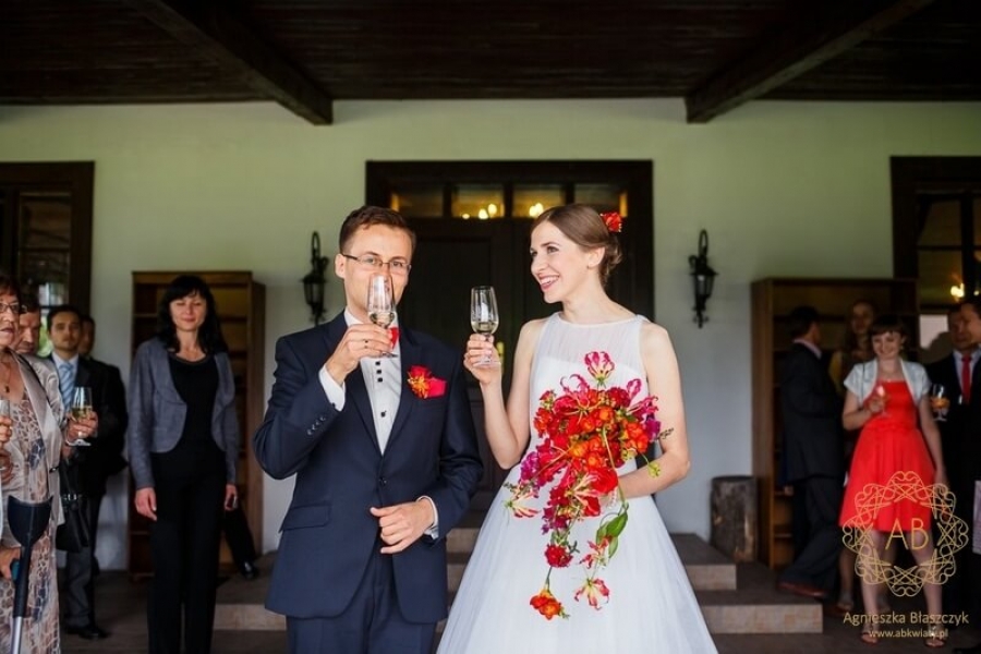 Bukiet ślubny kaskadowy czerwony dynamiczny glorioza lwia paszcza dziurawiec róża frezja Agnieszka Błaszczyk abkwiaty Kraków