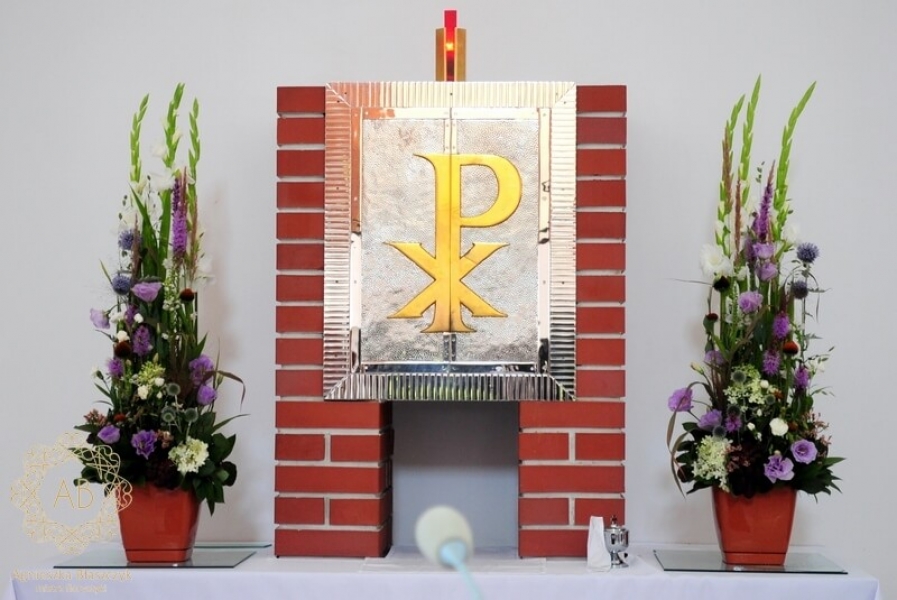 Dekoracja kościoła na ślub - kompozycje przy tabernakulum
