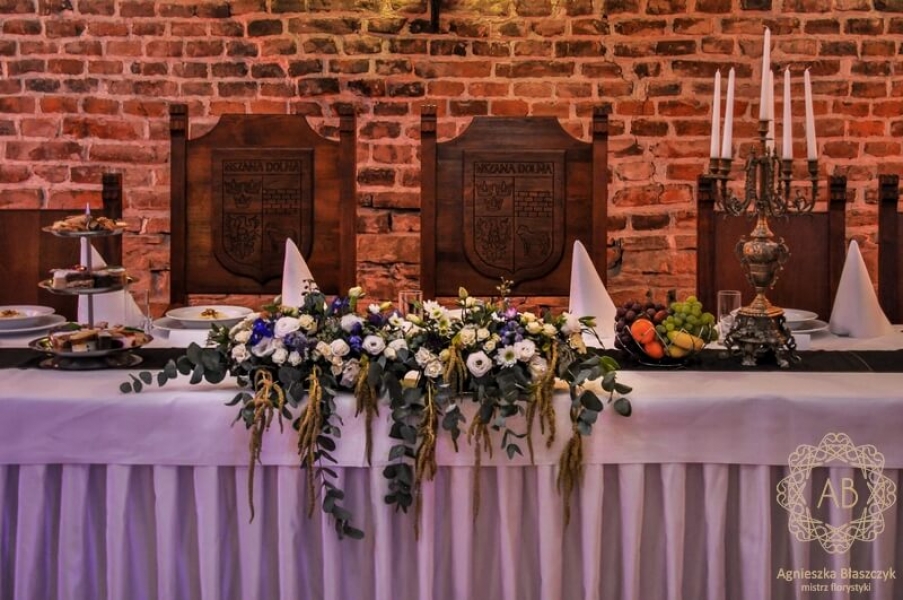 Dekoracja kwiatowa sali weselnej biało-niebieskie kompozycje eustoma ostróżka hortensja Agnieszka Błaszczyk abkwiaty Kraków