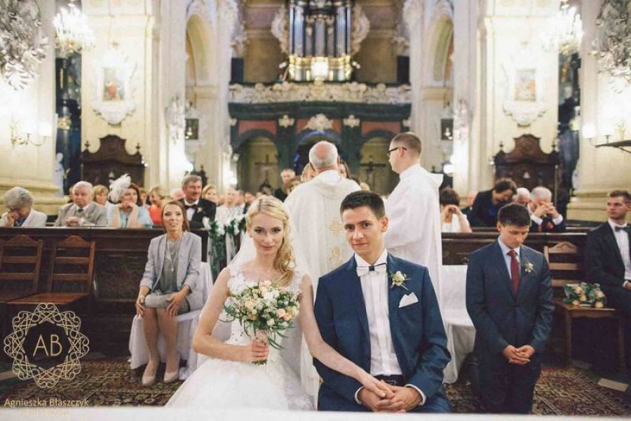 Romantyczny bukiet ślubny i przypinka